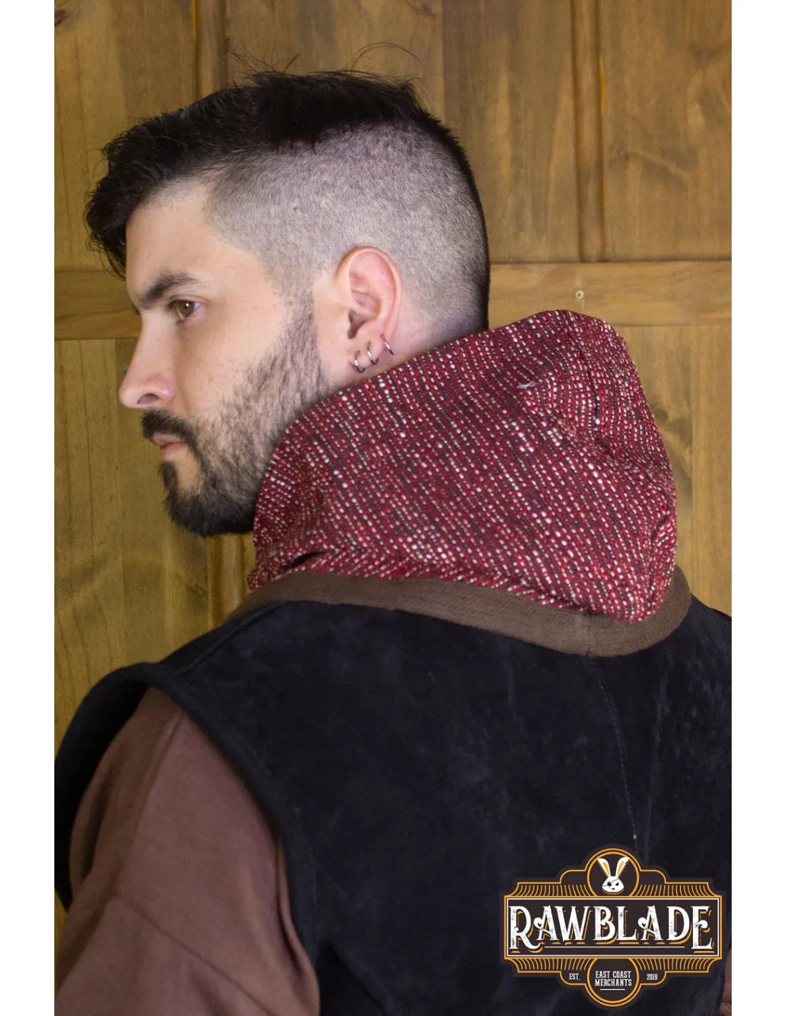 Cagoule de guerrier dans des tons rougeâtres pour les amateurs de loisirs ⚔️
