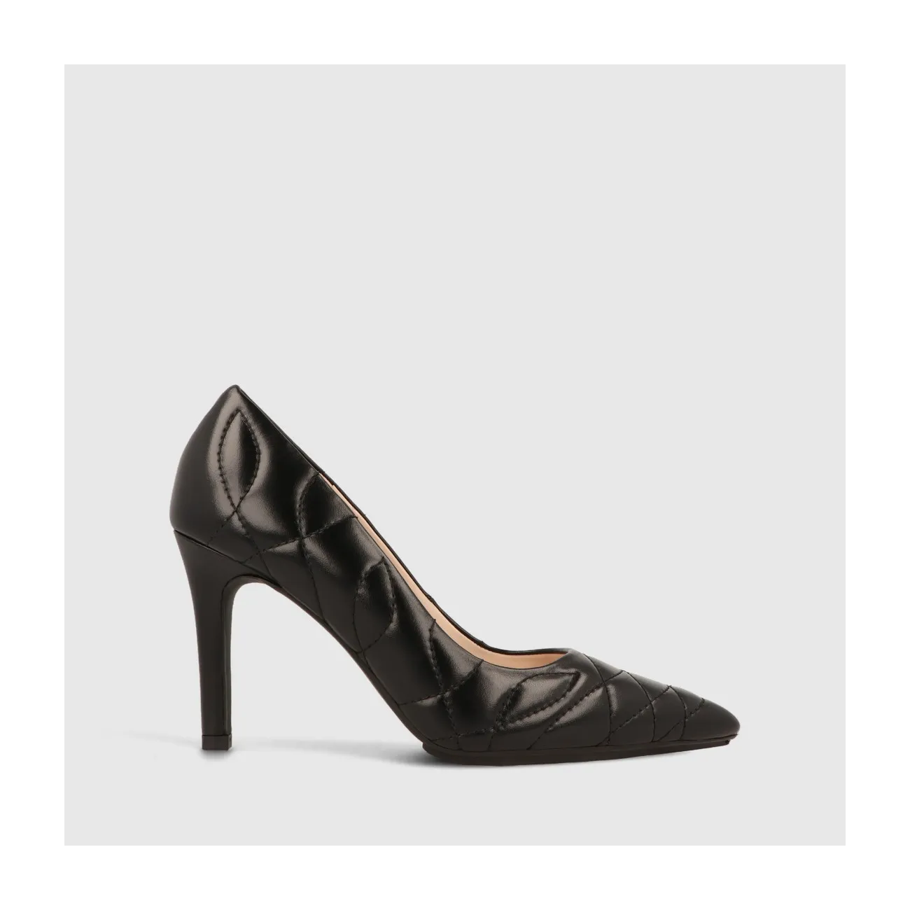Chaussure de salon rembourrée en cuir de couleur noire comprenant un détail de points arrières entrelacés | LODI Chaussures de f