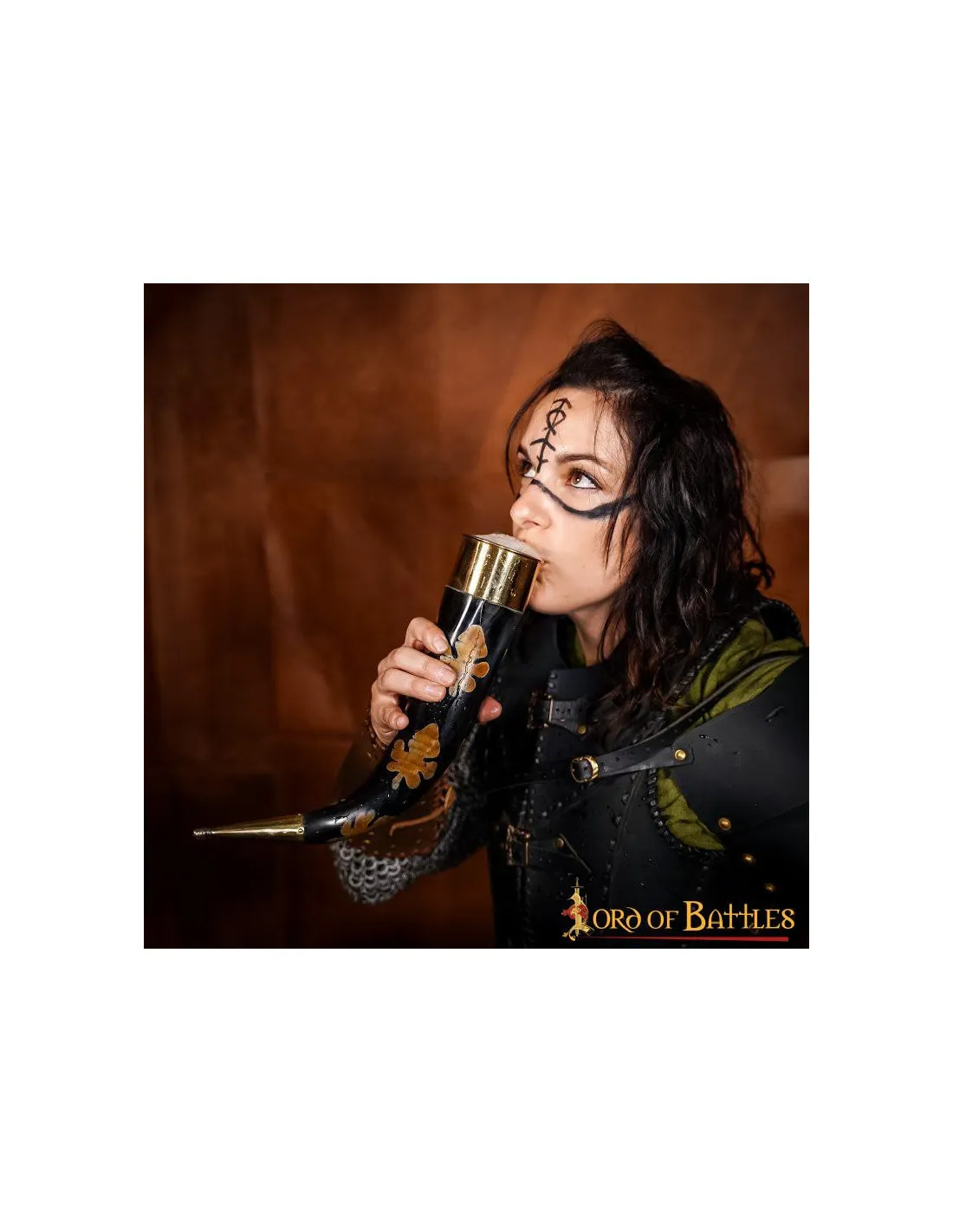 Corne à boire avec des taches carbonisées et des raccords en laiton ⚔️ Boutique