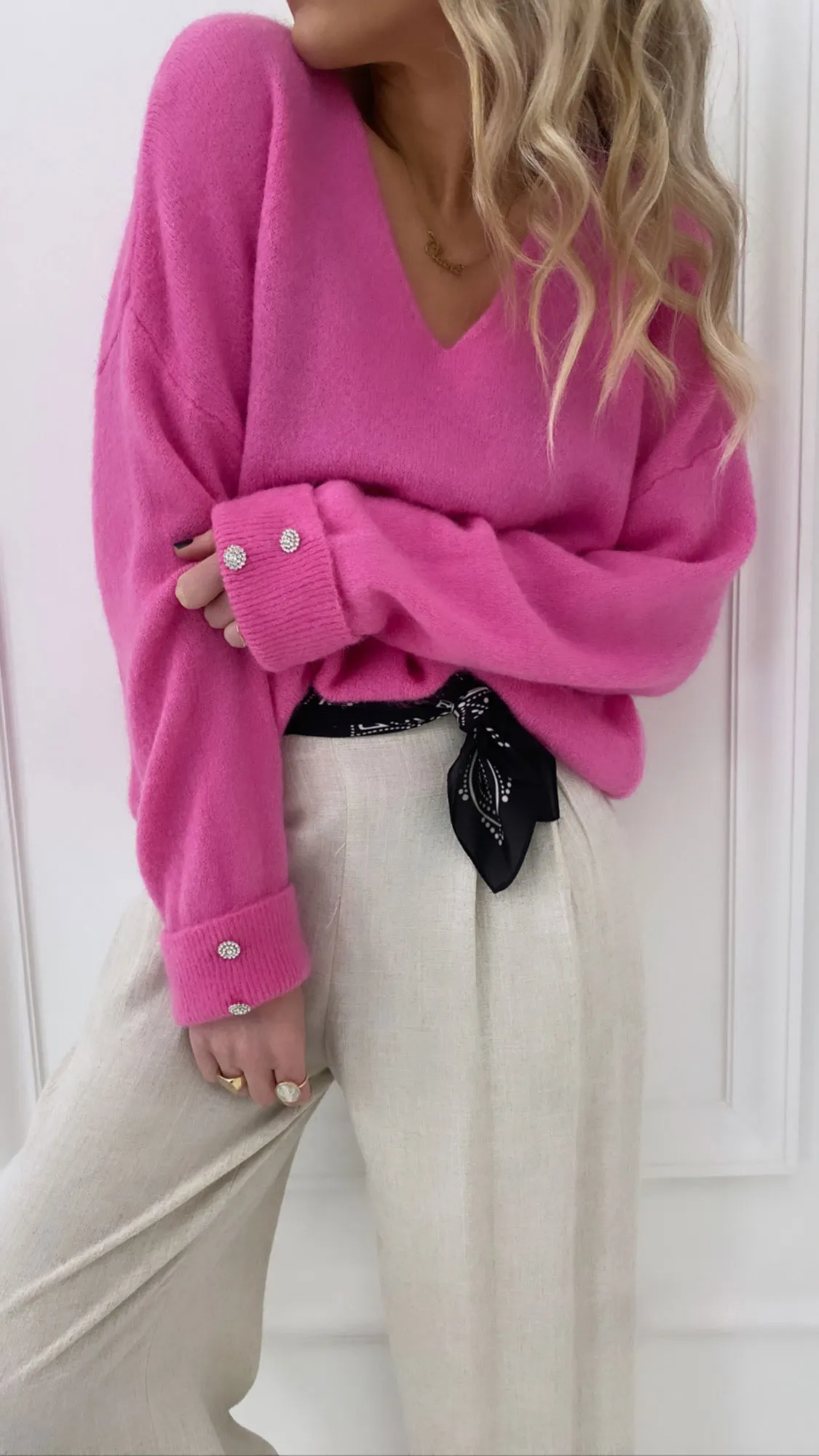 Pull rose col v manches longues boutons bijoux